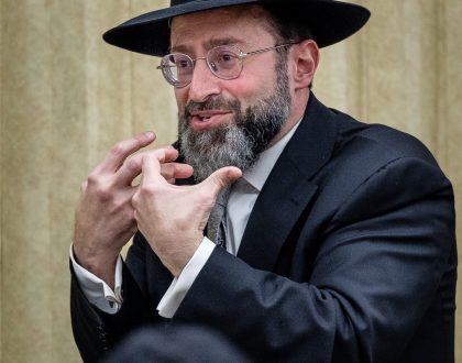 Rabbi Feiner speaks in Yeshiva